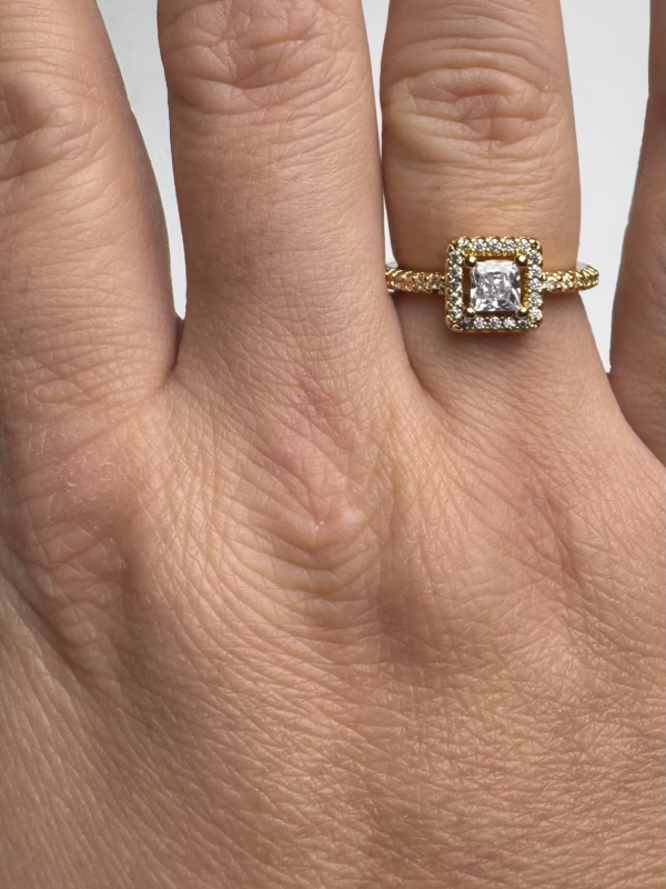 Anillo cuadrado de diamantes